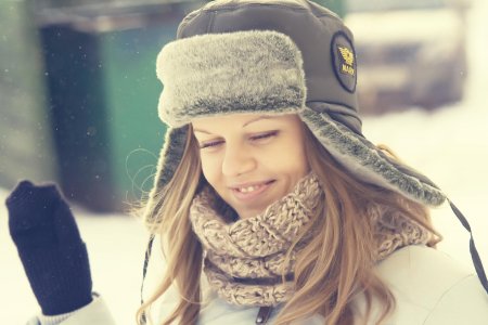 Шапка ушанка на голове