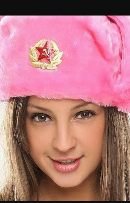 Пилотки девочек крупным планом