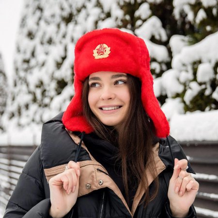 Девушка в шапке ушанке