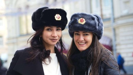 Девушка в ушанке