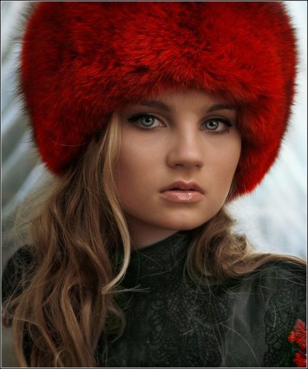 Девушка в меховой шапке