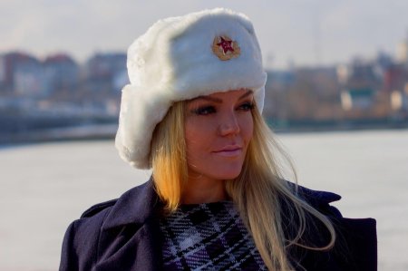Девушка в шапке ушанке