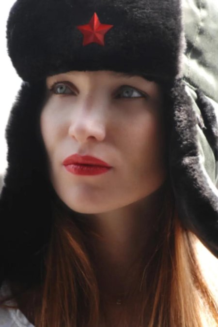 Девушка в шапке ушанке