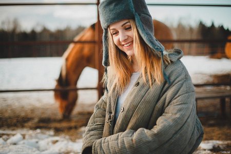 Девушка в шапке