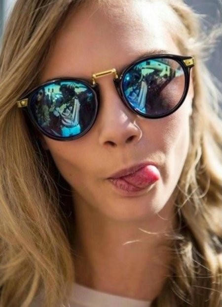 Девушка в солнцезащитных очках