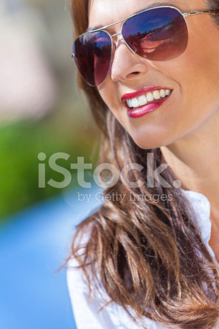 Женщина в солнечных очках