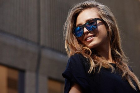 В солнцезащитных очках