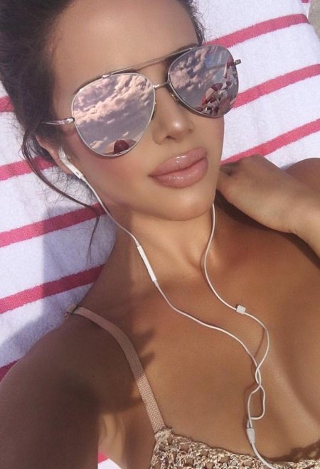 Женщина в зеркальных очках