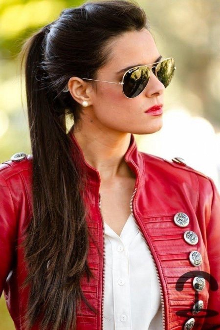 Красивая брюнетка