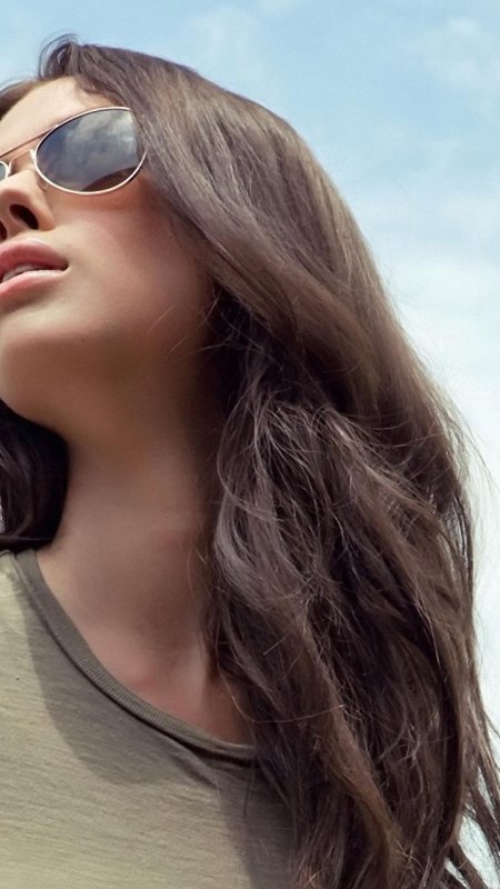 Шатенка с длинными волосами