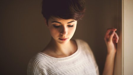 Красивая девушка с короткими волосами