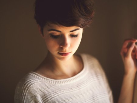 Красивая девушка с короткой стрижкой