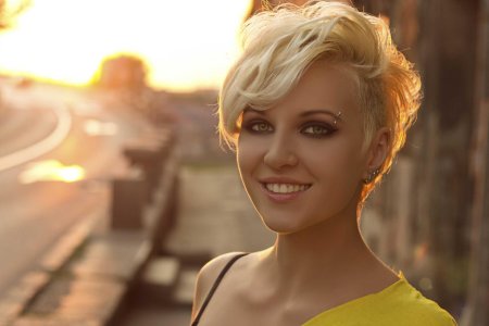 Блондинка с короткими волосами