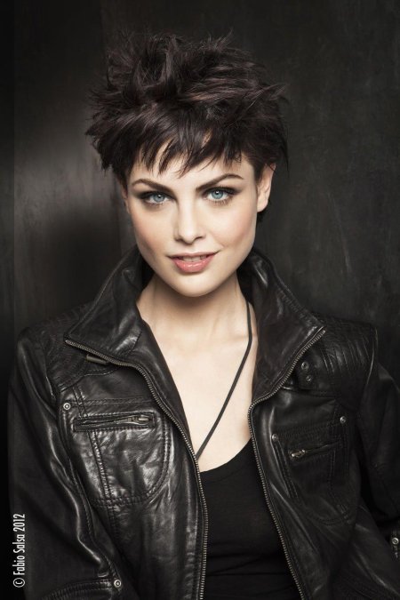 Короткая стрижка брюнетка