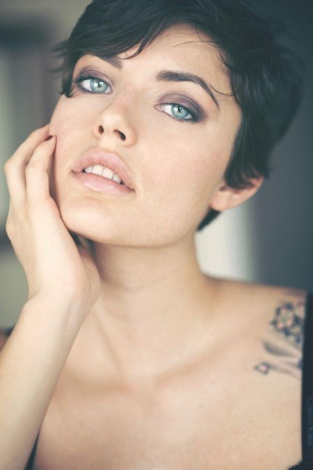 Девушка с короткой стрижкой