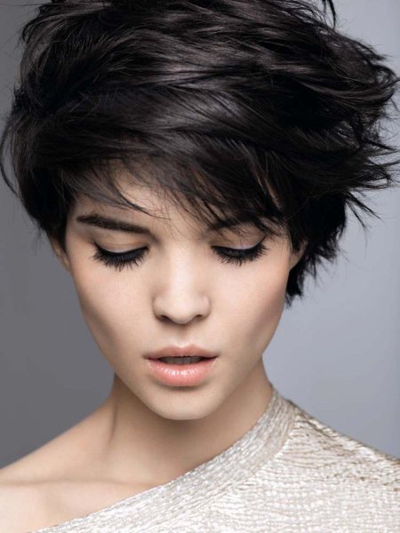 Девушка с короткой стрижкой