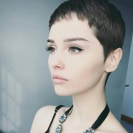 С короткой стрижкой