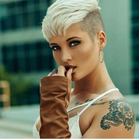 Короткая женская стрижка с выбритыми висками