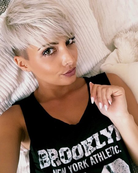 Блондинка с короткой стрижкой