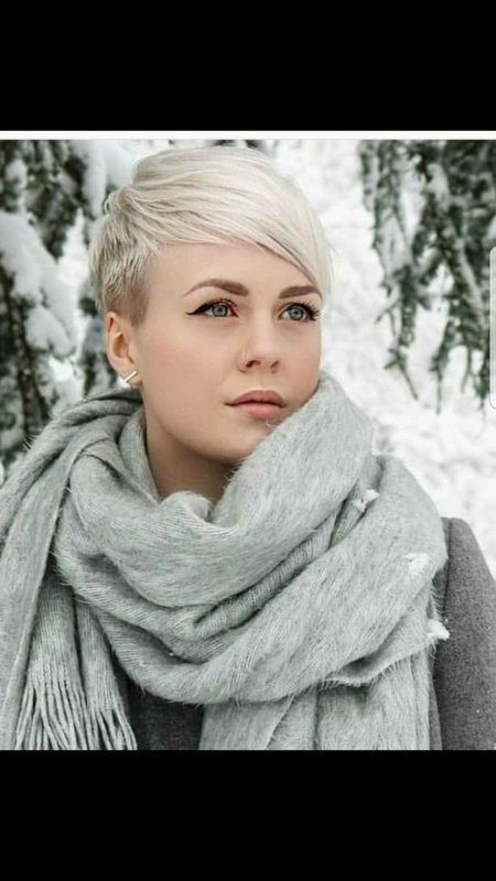 Девушка с короткой стрижкой