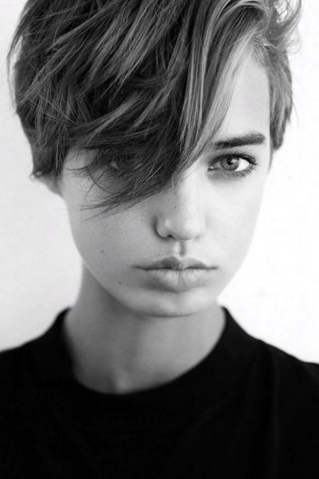 Девушка с короткой стрижкой