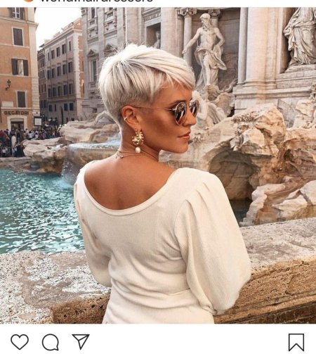 Блондинка с короткой стрижкой