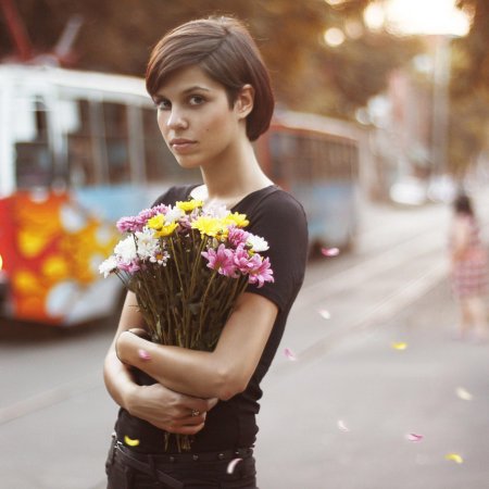 Девушки с букетами