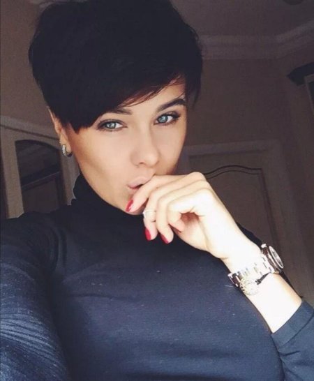 Брюнетка с короткой стрижкой