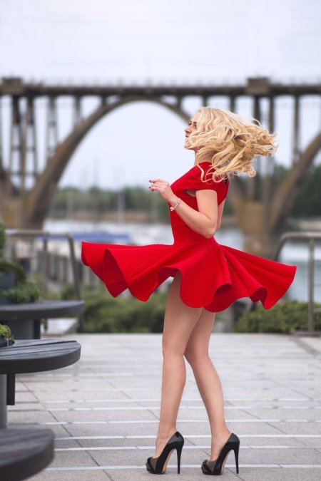 Женщина в красном платье