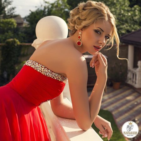 Блондинка в красном платье