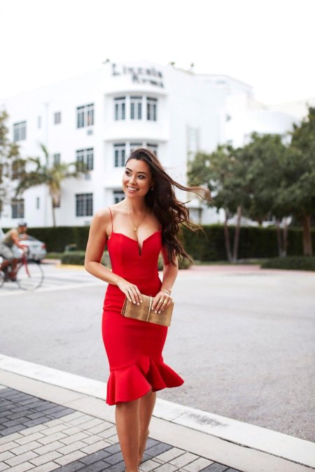 В красном платье