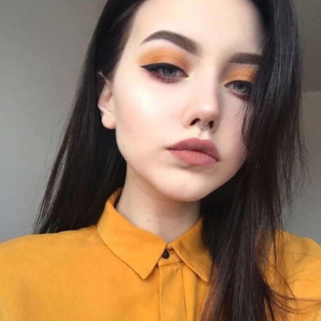 Девушки со стрелками на глазах