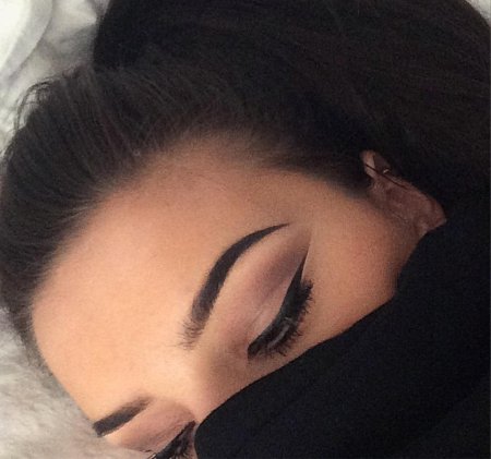 Девушка со стрелками на глазах