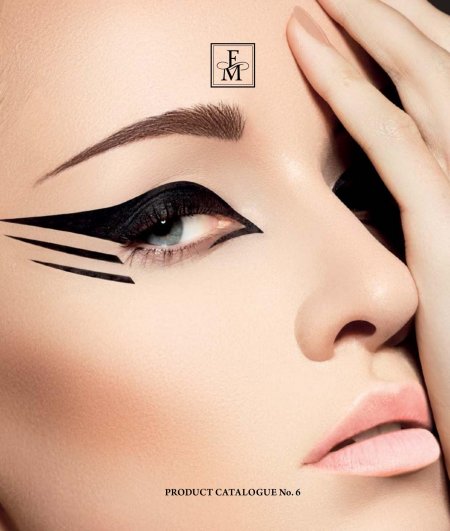 Графичные стрелки в макияже