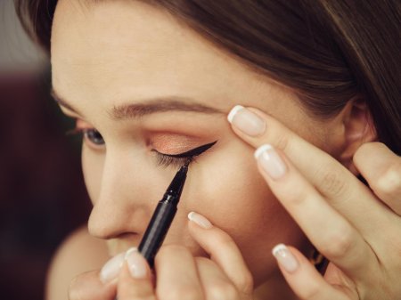 How to apply eyeliner
