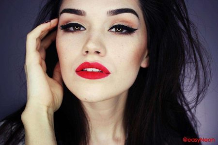 Макияж со стрелками и красной помадой