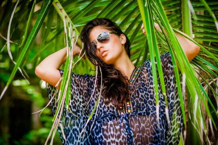 Девушки возле пальм