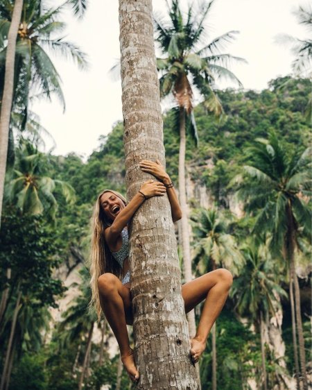 Девушка возле пальмы