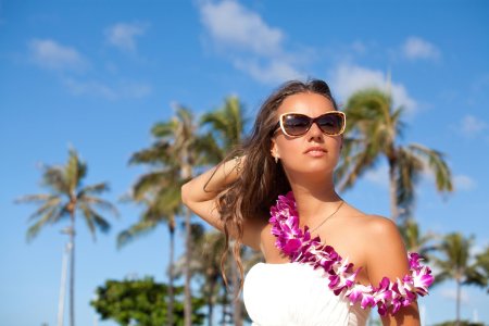 Девушка в солнцезащитных очках