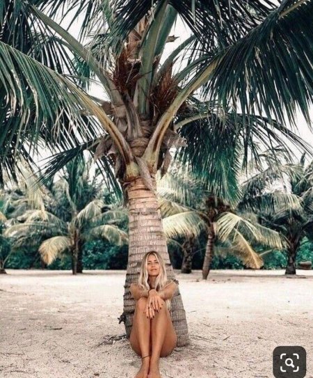 Девушка возле пальмы