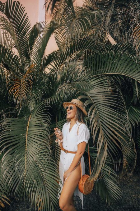 Девушка на пальме
