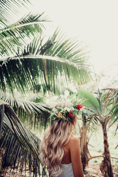 Блондинка под пальмой