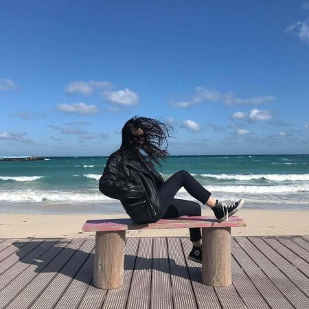 Кореянка на берегу моря