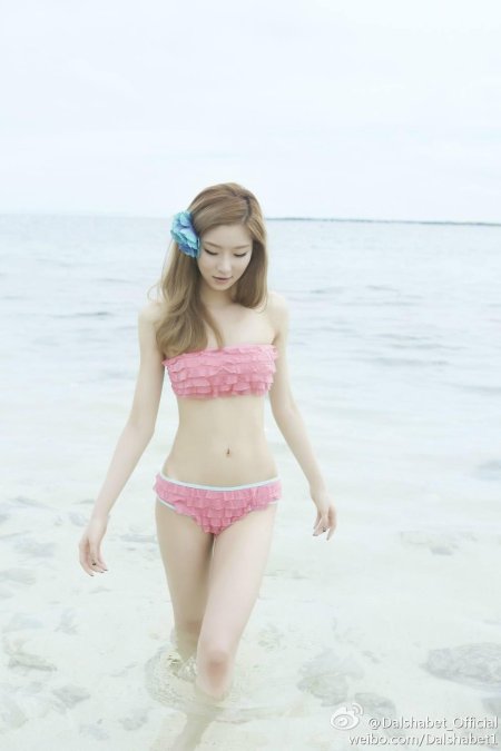 Кореянка в купальнике