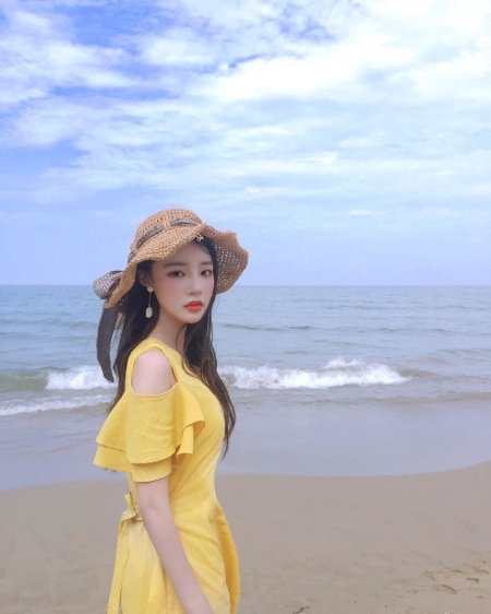 Красивая азиатская девушка