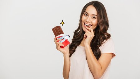 Девушка ест шоколад