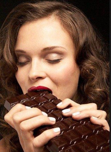 Девушка ест шоколад