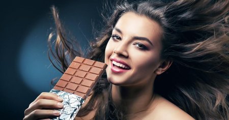 Девушка с шоколадкой