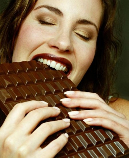 Ест шоколад