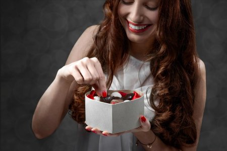 Девушка с конфетой